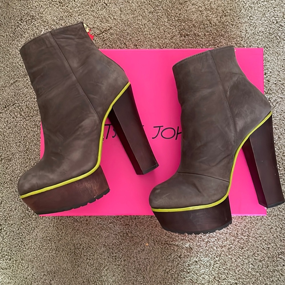 Betsy Johnson Maybill grey suede lime detail platforms